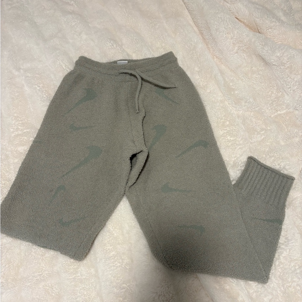 Nike women’s lounge pants small